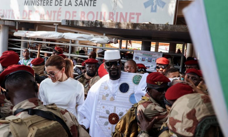 Guinea Junta Leader Doumbouya Takes Early Lead in Presidential Election