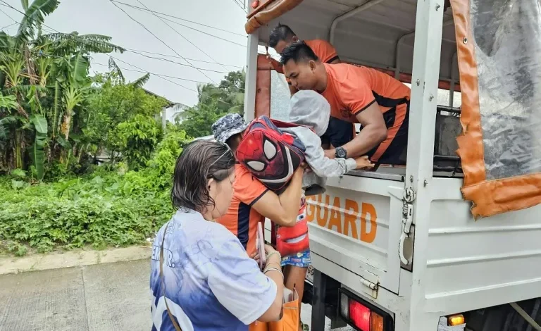 Thousands Flee Coastal Towns as Typhoon Kalmaegi Heads for the Philippines