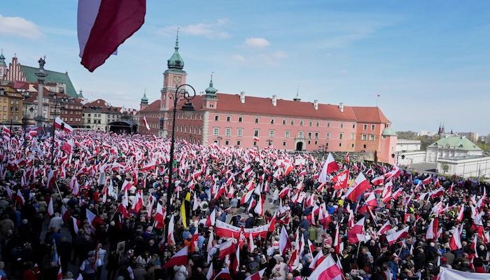Poland’s Presidential Runoff Exposes Deep Divide as Far Right Gains Ground
